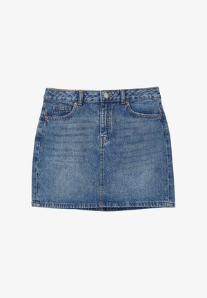 Gonna corta in denim blu chiaro, caratterizzata da un classico design a cinque tasche, chiusura con bottone superiore e dettagli di sfumatura delicati su tutto il tessuto.