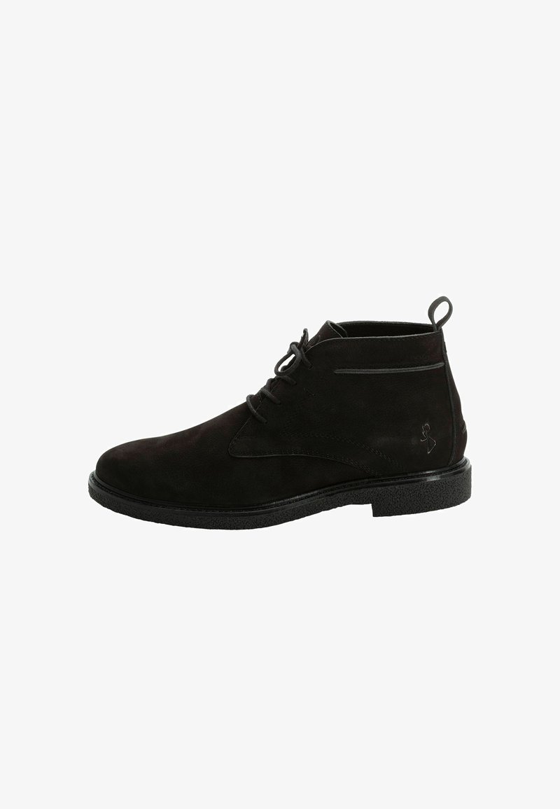 Bottine noire en daim avec fermeture à lacets à l'avant, languette au talon, semelle texturée et coutures discrètes sur le côté.