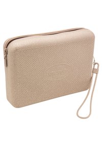 Clutch beige texturizzato realizzato in materiale lucido con chiusura a zip e tracolla. Presenta una forma rettangolare arrotondata e un logo in rilievo.