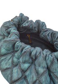 Bolso de mezclilla azul acolchado con parte superior fruncida, que cuenta con un cierre dorado y un interior negro. Superficie texturizada con detalles en patrón de diamante.