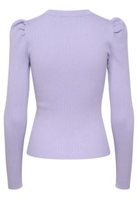 Suéter lila de manga larga, con textura acanalada y detalles de hombros fruncidos. Diseño ajustado con un escote redondo en la parte posterior.