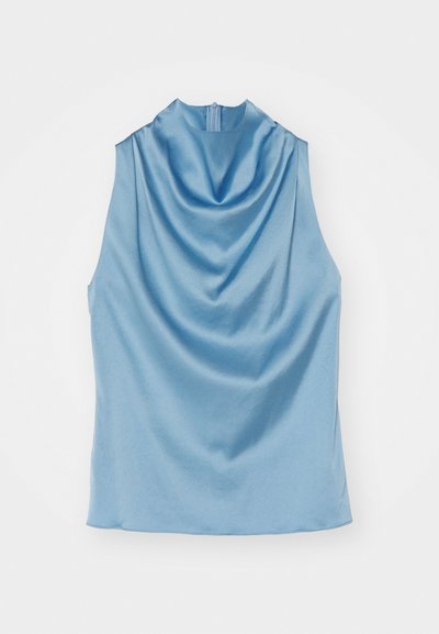 Top brez rokavov iz svetle modre satenske tkanine z visokim ovratnikom in detaljem cowl. Zadrga na hrbtu in gladka tekstura.