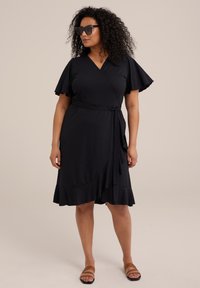 WE Fashion CURVE - Žerzejové šaty - black