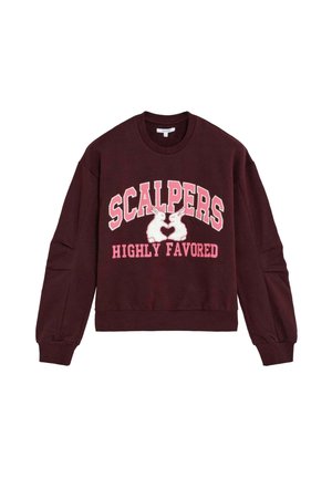 Sudadera rojo oscuro con texto rosa "SCALPERS" encima de dos conejos blancos que se miran y "HIGHLY FAVORED" abajo.
