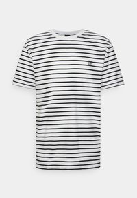 Stribet t-shirt i hvid og sort med rund hals, korte ærmer og et lille logo på venstre brystområde. Stoffet er en bomuldsblanding.