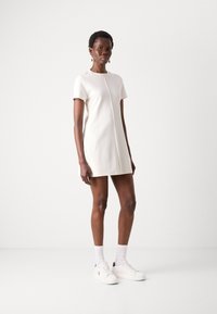 Calvin Klein Jeans MILANO T SHIRT DRESS - Haljina od žerseja - tofu