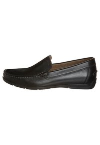 Zwarte leren instaploafers met een gladde afwerking, gestikt detail langs de bovenkant en een ronde neus, geplaatst op een lage rubberen zool.