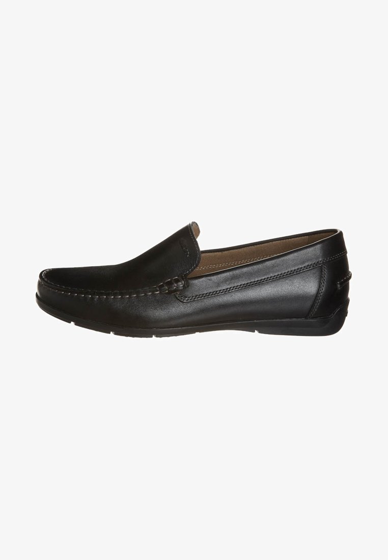 Schwarze Leder Slipper mit einer glatten Oberfläche, gesteppten Details entlang des Obermaterials und einer abgerundeten Zehenpartie, auf einer flachen Gummisohle.