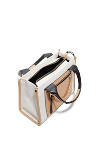 Sac tote structuré en cuir blanc et beige, avec des poignées noires, des détails en or, une poche zippée à l'avant et un séparateur intérieur.