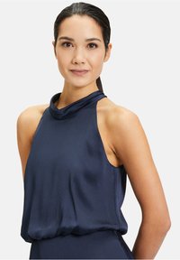 Granatowy top na halter z dekoltem w kształcie koca, z teksturowanej tkaniny i luźnym fasonem, odpowiedni na codzienne i formalne okazje.