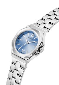 Orologio in acciaio inossidabile argentato con cassa ottagonale, quadrante blu sfumato, marker delle ore argentati e bracciale a maglie. Nome del marchio visibile.