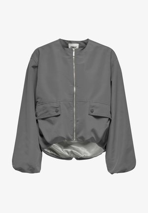 Skraćeni sivi kaput s okruglim dekolteom, prednjim zatvaračem na patentni zatvarač i dva džepa s preklopom na dugme. Glatka, lagana tkanina s sjajnim podstavljanjem.