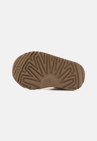 UGG CLASSIC II UNISEX - Stivali da neve  - sand