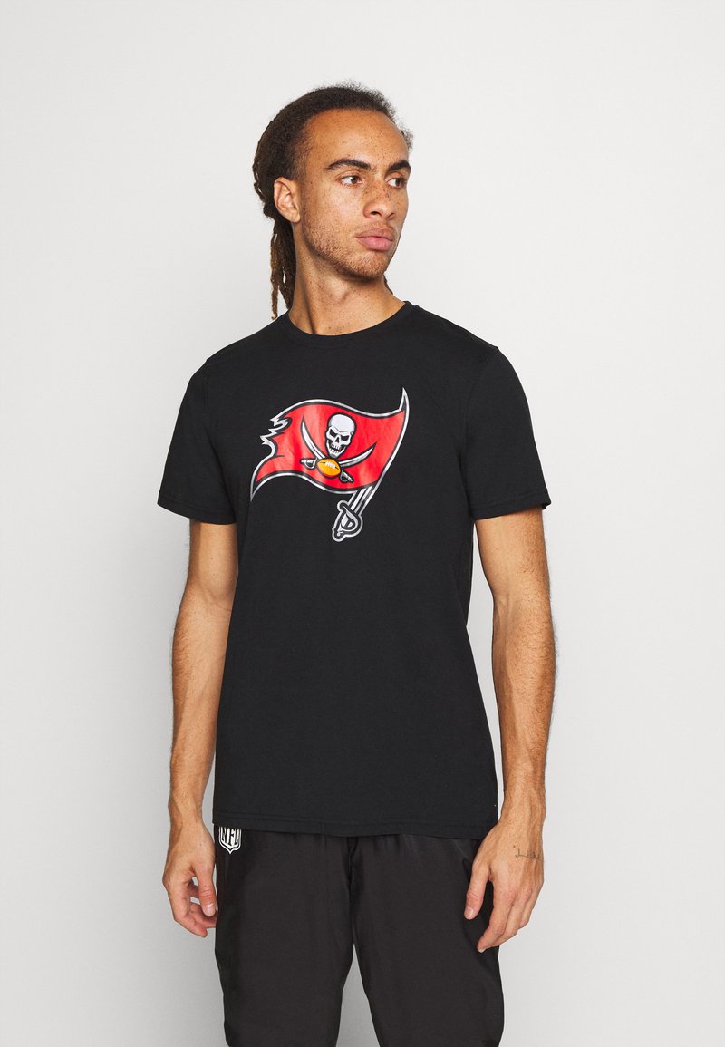 T-shirt en coton noir avec un grand graphique de drapeau rouge des Buccaneers, arborant un crâne et des épées croisées au centre. Manches courtes et col rond.