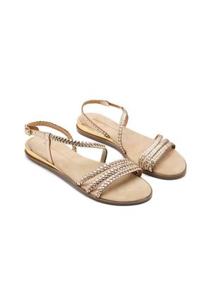 Sandalias de cuero marrón con tiras trenzadas y una suela plana. Presentan una plantilla texturizada y acentos metálicos en el talón.
