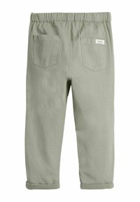 Pantalons verts à coupe décontractée avec une taille élastique, deux poches arrière et des ourlets roulés ; fabriqués en tissu léger avec une surface texturée.
