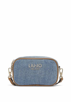 Pequeño bolso cruzado rectangular de mezclilla con ribetes marrones, herrajes dorados y logo "LIU·JO MILANO" en el frente.