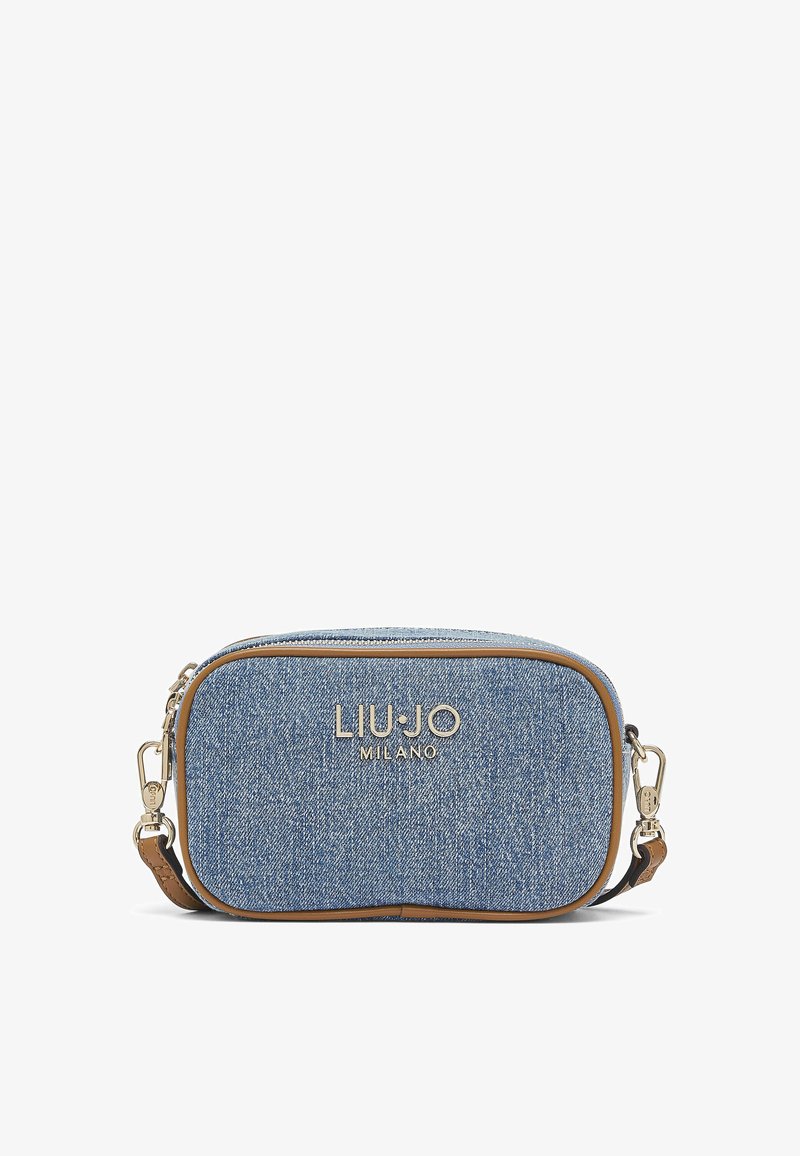 Lille rektangulær denim crossbody-taske med brune kanter, guldfarvet hardware og "LIU·JO MILANO" logo på fronten.