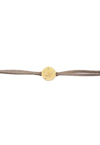 Suede armbånd med en tekstureret gylden cirkelpendant, sikret med to slanke, beige remme. Designet er minimalistisk og elegant.