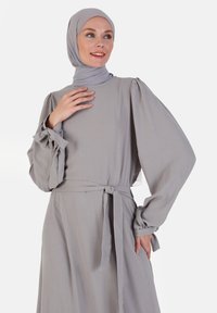 Modanisa TAVIN - Maxikjoler - dark taba