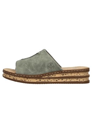 Grüne Wildleder-Slipper-Sandale mit Keilabsatz in Kork-Optik und rundem Logo an der Seite.
