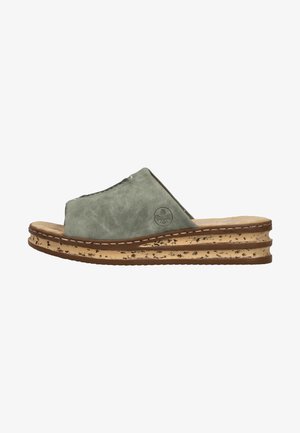 Grüne Wildleder-Slipper-Sandale mit Keilabsatz in Kork-Optik und rundem Logo an der Seite.