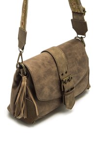 Borsa a tracolla in suede marrone con base testurizzata, tracolla regolabile a fantasia e un elegante pon-pon decorativo. Presenta una chiusura a patta magnetica.