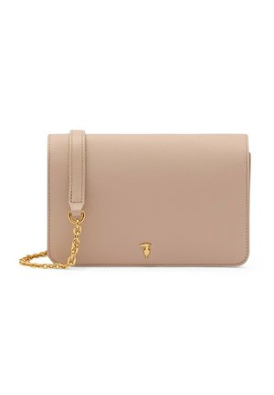 Beżowa prostokątna skórzana kopertówka z złotym łańcuszkiem i małym złotym logo na środku przodu.
