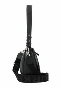 Borsa nera in pelle textured con una lunga tracolla, dotata di un logo audace, dettagli in metallo argento e una forma strutturata.
