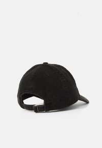 Boné de corduroy preto com aba curva, tira ajustável na parte de trás e textura ribbed distinta para um detalhe adicional.