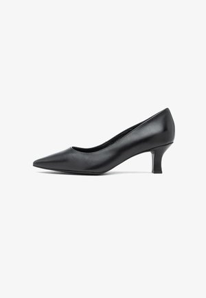 Czarne skórzane buty na wysokim obcasie z ostrym noskiem, niskim obcasem blokowym i gładką fakturą. Prosty design bez widocznych wzorów lub zdobień.