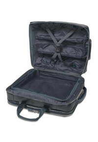 Schwarze Reisetasche mit geräumigem Innenraum, mehreren Fächern, Netzelementen und Innenriemen zur Sicherung von Gegenständen.