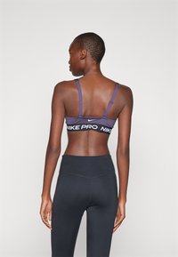 Nike Performance INDY PLUNGE BRA - Sujetadores deportivos con sujeción media - dark raisin
