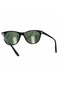 Occhiali da sole neri in plastica con forma a occhio di gatto e lenti verdi. Presentano aste sottili e un'elegante marchiatura vicino alle cerniere.