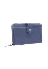 Portafoglio in pelle blu con chiusura a zip, dotato di patta con bottone a pressione, superficie liscia e un accento circolare in metallo con logo.