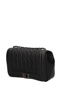 Borsa a tracolla in pelle nera con design trapuntato, forma rettangolare, tracolla in metallo e chiusura a scatto argentata. Dettaglio della superficie testurizzata visibile.