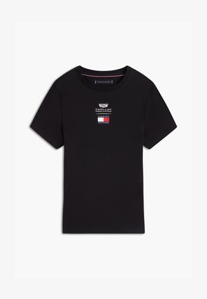 Černé tričko s krátkým rukávem s logy týmu Cadillac Formula 1 a Tommy Hilfiger uprostřed na hrudi.