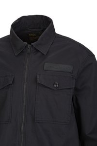 Schwarze Zip-Jacke mit Kragen, zwei Brusttaschen und einem strukturierten Markenlabel. Verfügt über ein sauberes, durchgängiges Design.