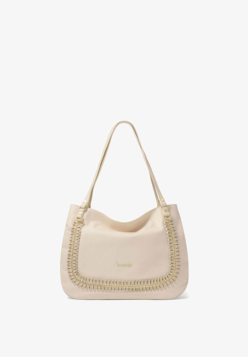 Borsa beige con una texture liscia, caratterizzata da cuciture decorative lungo il bordo e dettagli in metallo dorato. Inclusi i manici per la spalla.