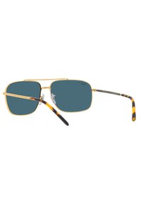 Occhiali da sole rettangolari con montatura in metallo dorato, lenti blu e steli a motivo tartaruga. Ponte sottile e nasoni trasparenti.