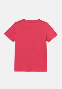 Tricou cu maneca scurtă, de un roz aprins, realizat din bumbac moale, având un decolteu clasic și mâneci finisate uniform.