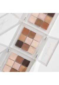 Negen-kleur oogschaduwpalette met een doorzichtige case; bevat neutrale tinten in matte en glanzende afwerkingen, waaronder bruin, taupe en zachte roze tinten.