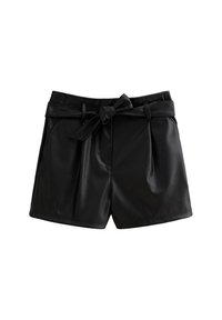 Pantaloni corti neri in ecopelle con vita alta, frontale plissettato e cintura coordinata. Texture liscia, vestibilità sartoriale e dettagli hardware minimi.