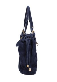 Sac seau en daim bleu marine avec une surface texturée, fermeture à cordon, et accents en métal doré. Équipé d'une bandoulière robuste.
