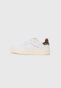 Sneaker bianca con dettagli in pelle e texture, caratterizzata da un tallone con stampa leopardata, occhielli dorati e logo 'Valentino' sul lato.