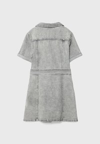 Robe en denim gris clair à manches courtes avec col et détails de coutures, vue de dos sur un fond uni.