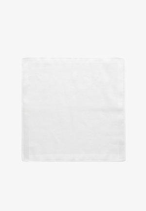 Hvid rektangulær dug med en glat tekstur og rene kanter, der har et fint vævemønster, velegnet til borddækning.