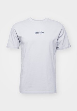 T-shirt en coton gris clair avec un col rond, des manches courtes et un subtil logo "ellesse" bleu sur la poitrine. Texture douce et coupe standard.