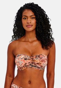 Bikini top zonder banden met een veelkleurig abstract patroon in oranje, bruin en crème. Gemaakt van een gladde stof met een gerimpeld ontwerp.