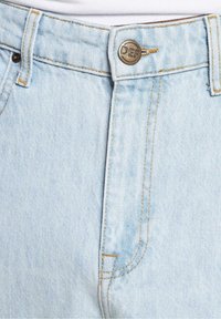Lyseblå denim jeans med en knapp med "DEF" gravering, stikninger i detalj og et klassisk femlommers design.